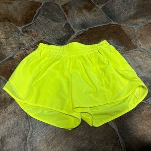 Lululemon shorty Hot Shorts size 4, in the color highlighter yellow